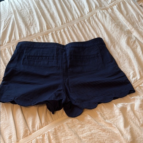 Lilly Pulitzer Navy Scalloped Women Shorts
-
Buttercup Stretch - Picture 2 of 4